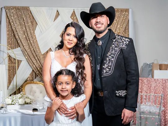 Estefany Rodríguez and her husband and child
