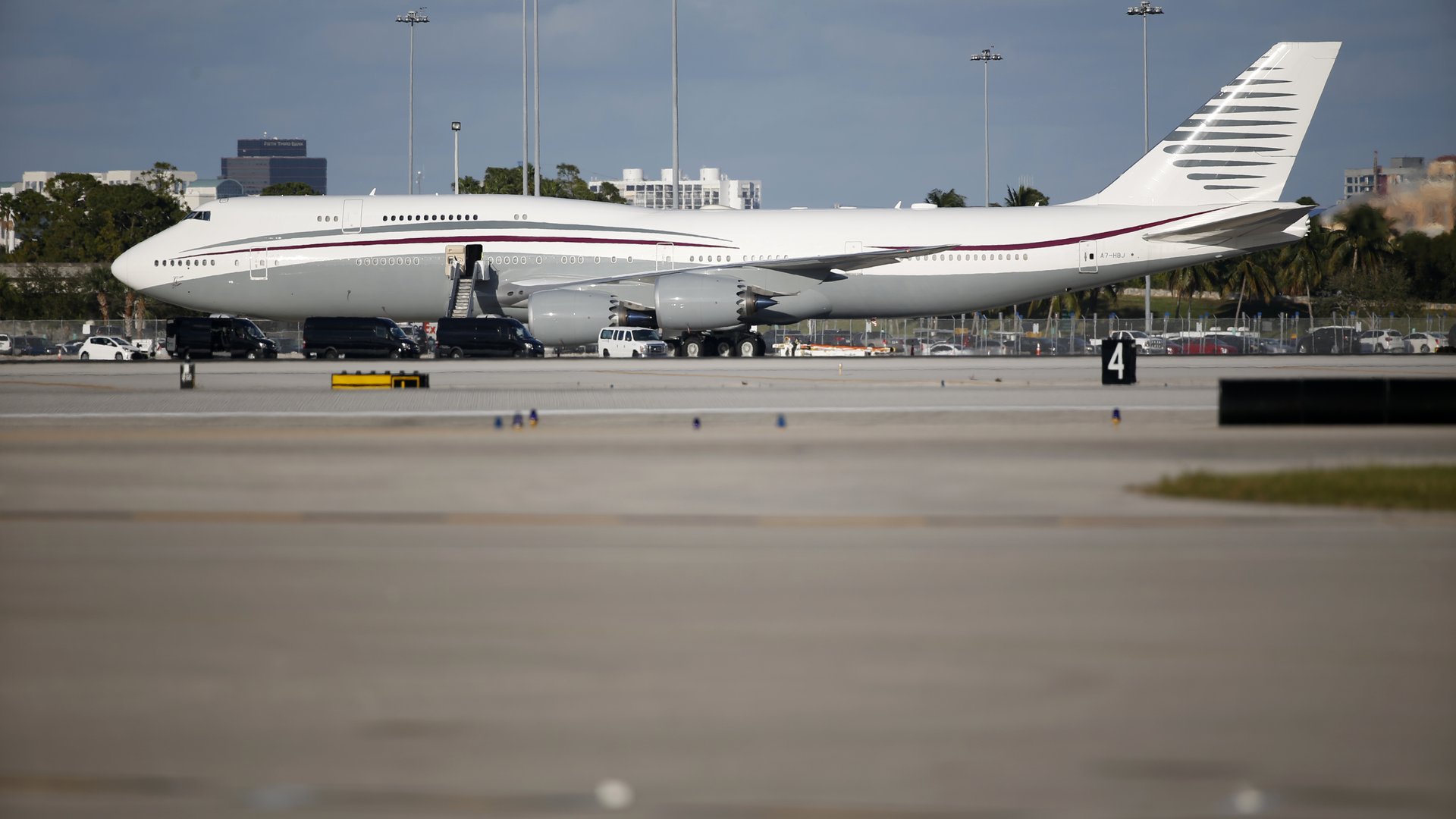 A photograph of a Qatar Amiri Flight Boeing 747