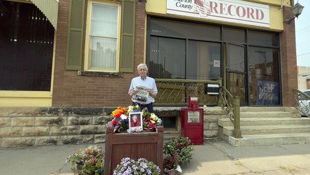 Eric Meyer, publisher of the Marion County Record, outside the newspaper’s office with a memorial for his mother Joan, who died the day after police raided their home.