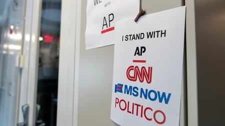 Paper signs reading “We stand with AP” and “I stand with AP, CNN, MS NOW, Politico” in the White House press room on Sept. 19, 2026, in Washington, D.C.