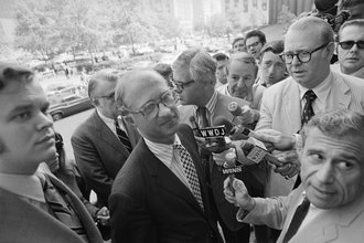 James Goodale answers reporters’ questions in front of the Supreme Court during the Nixon era.