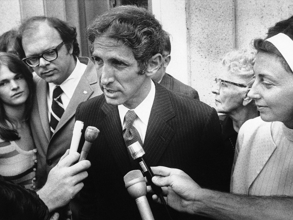 Daniel Ellsberg talks to press in 1972 during leak trial - AP7207110300