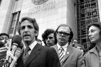 Daniel Ellsberg, at front, speaks to reporters during his 1973 Espionage Act trial