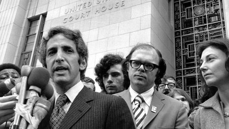 Daniel Ellsberg, at front, speaks to reporters during his 1973 Espionage Act trial