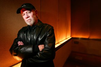 Comedian George Carlin posing for a photo in a New York hotel in 2004