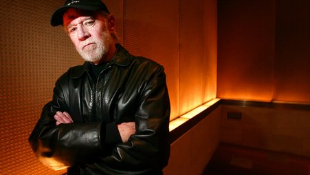 Comedian George Carlin posing for a photo in a New York hotel in 2004