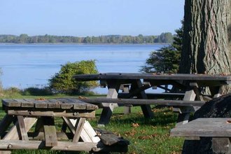 Picnic_tables_along_the_Saint_Lawrence_River_in_Robert_Moses_State_Park_-_Thousand_Islands_in_northern_New_York