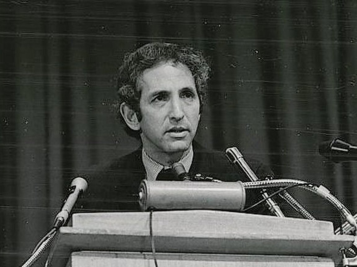 Daniel Ellsberg speaking at a press conference in New York City in 1972