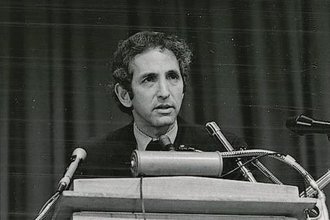 Daniel Ellsberg speaking at a press conference in New York City in 1972