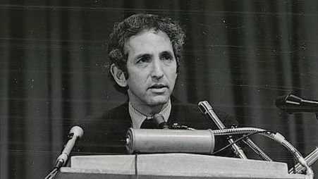 Daniel Ellsberg speaking at a press conference in New York City in 1972