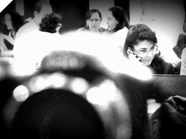 Periodistas con una cámara en primer plano