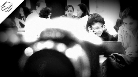 Periodistas con una cámara en primer plano